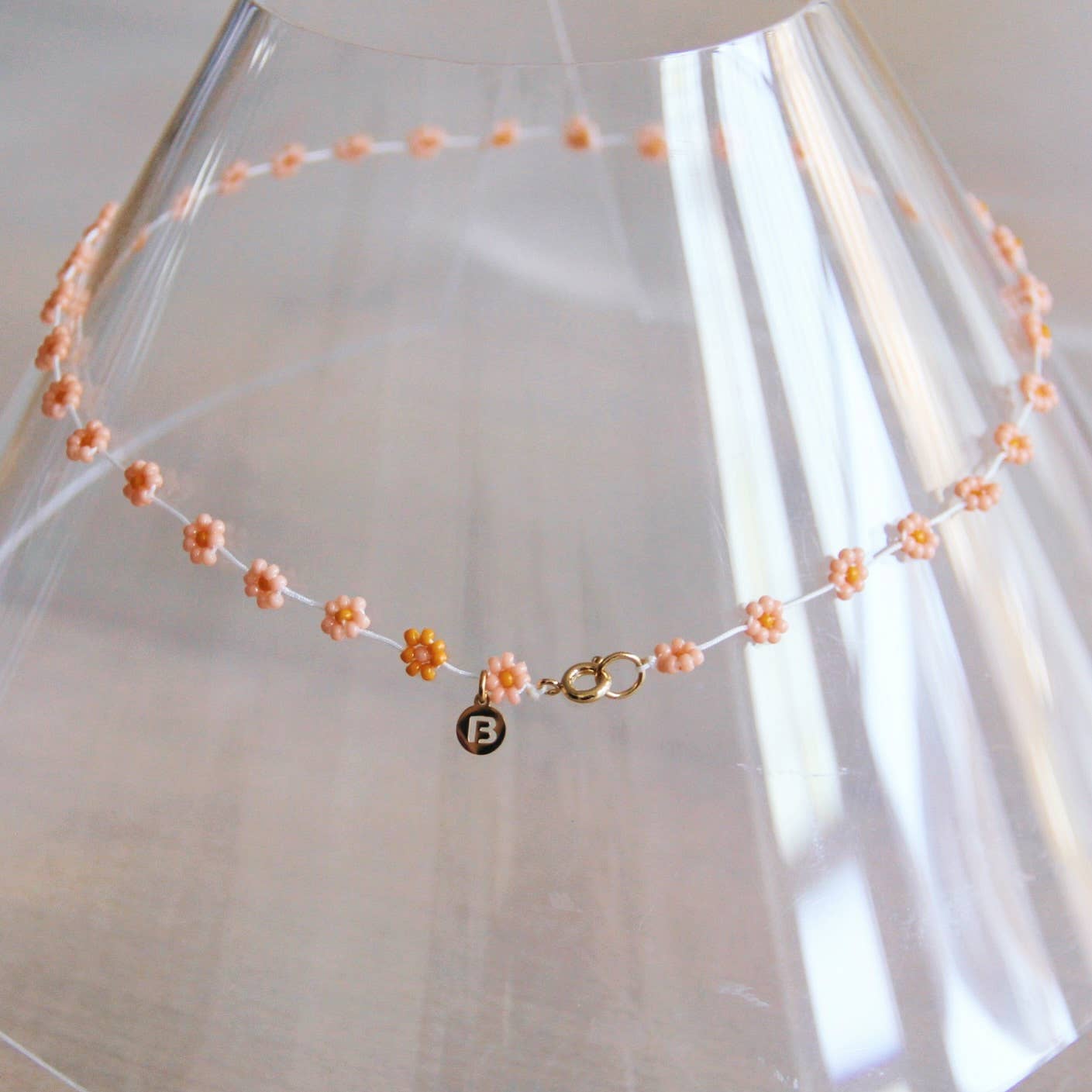 Bazou Collana con fiore di margherita in rosa salmone/arancione