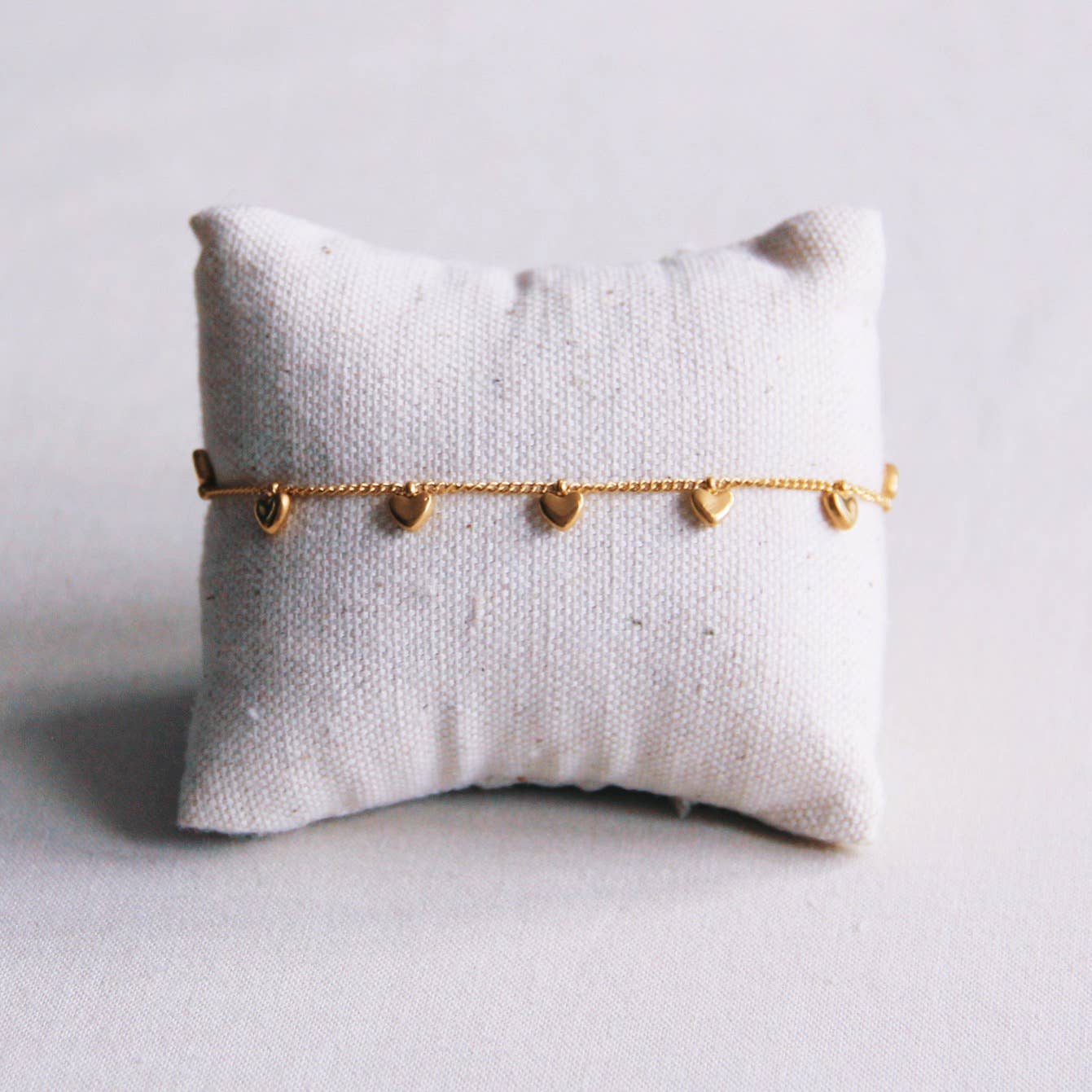 Bazou Bracciale Charm con mini cuori — oro