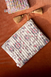 Louise Misha Domina Pochette trapuntata con nappine, fiori crema e rosa: Poesia crema-carbone / VOI