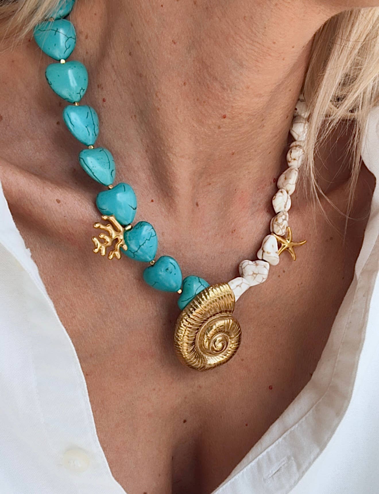 Goupi Lab Collana conchiglia dorata e pietre semipreziose con pendente a nautilus o palma: Bianco sporco / Grande conchiglia dorata
