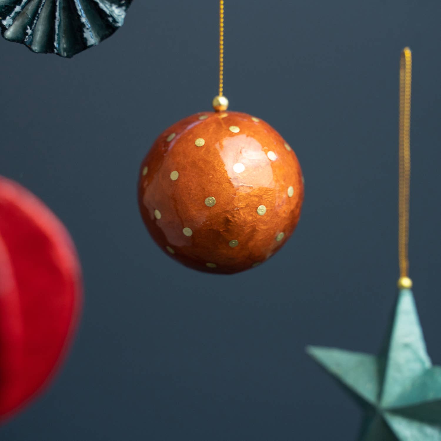 Kinta Palla di Natale con cappuccio, pois e dettagli dorati, 6 cm: Bianco