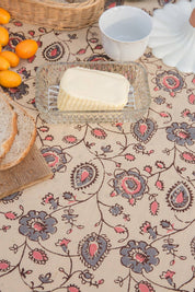 Louise Misha Tovaglia Carla con fiori in arancione, rosa, crema e blu: Crema Poesia / 160 X 250