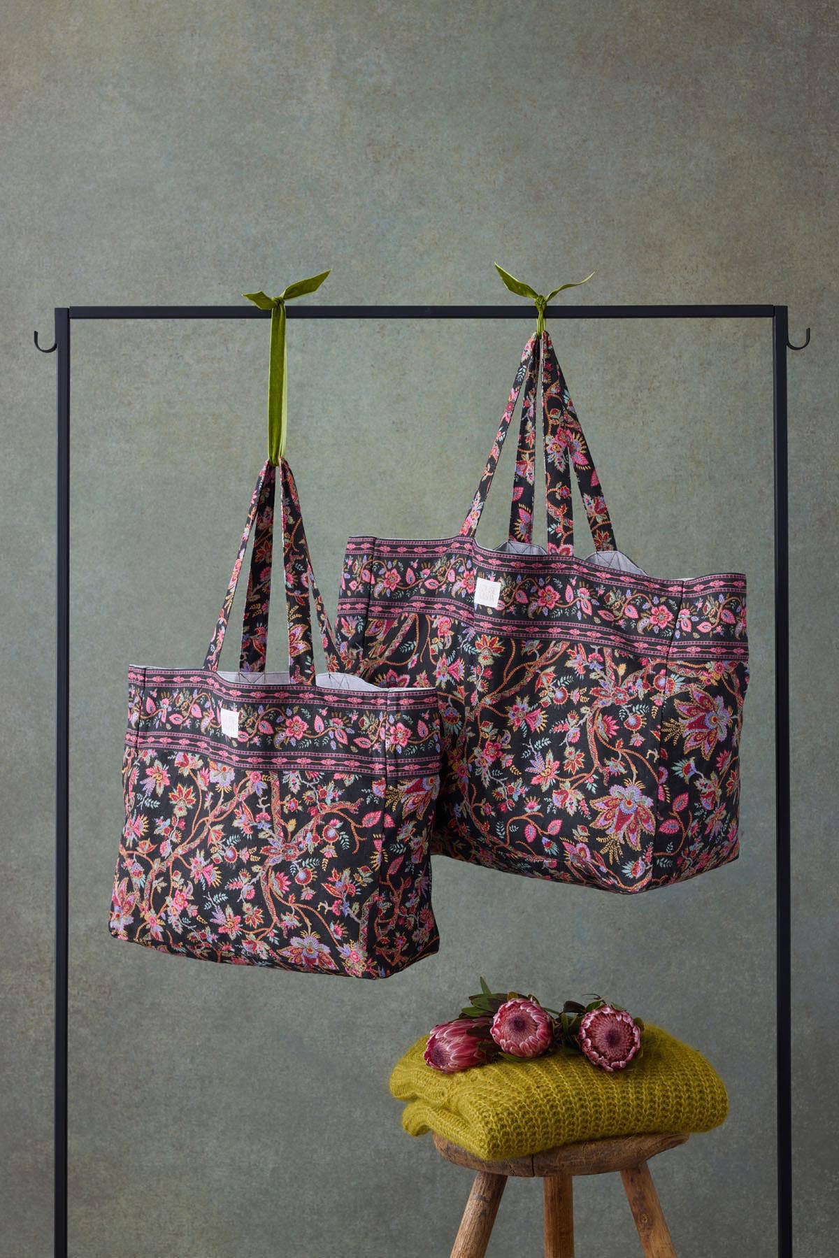 Louise Misha Borsa Shopper Beverly: Boschetto di Campanule Nere / S