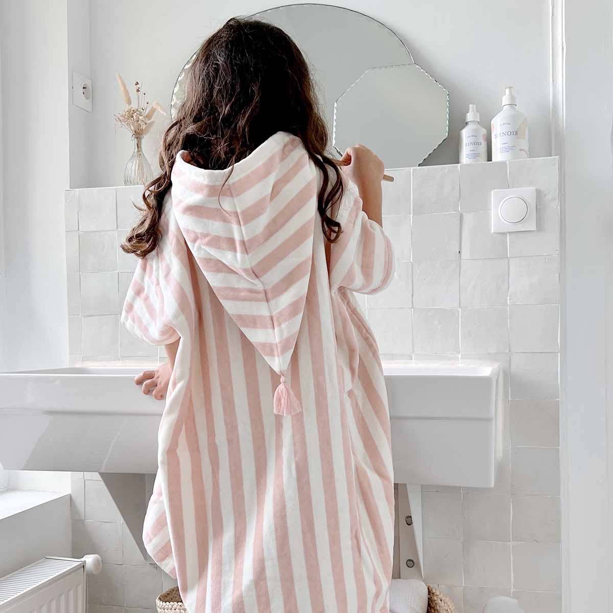 Rose in April Poncho da bagno per bambini Suzon a righe rosa chiaro