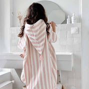 Rose in April Poncho da bagno per bambini Suzon a righe rosa chiaro