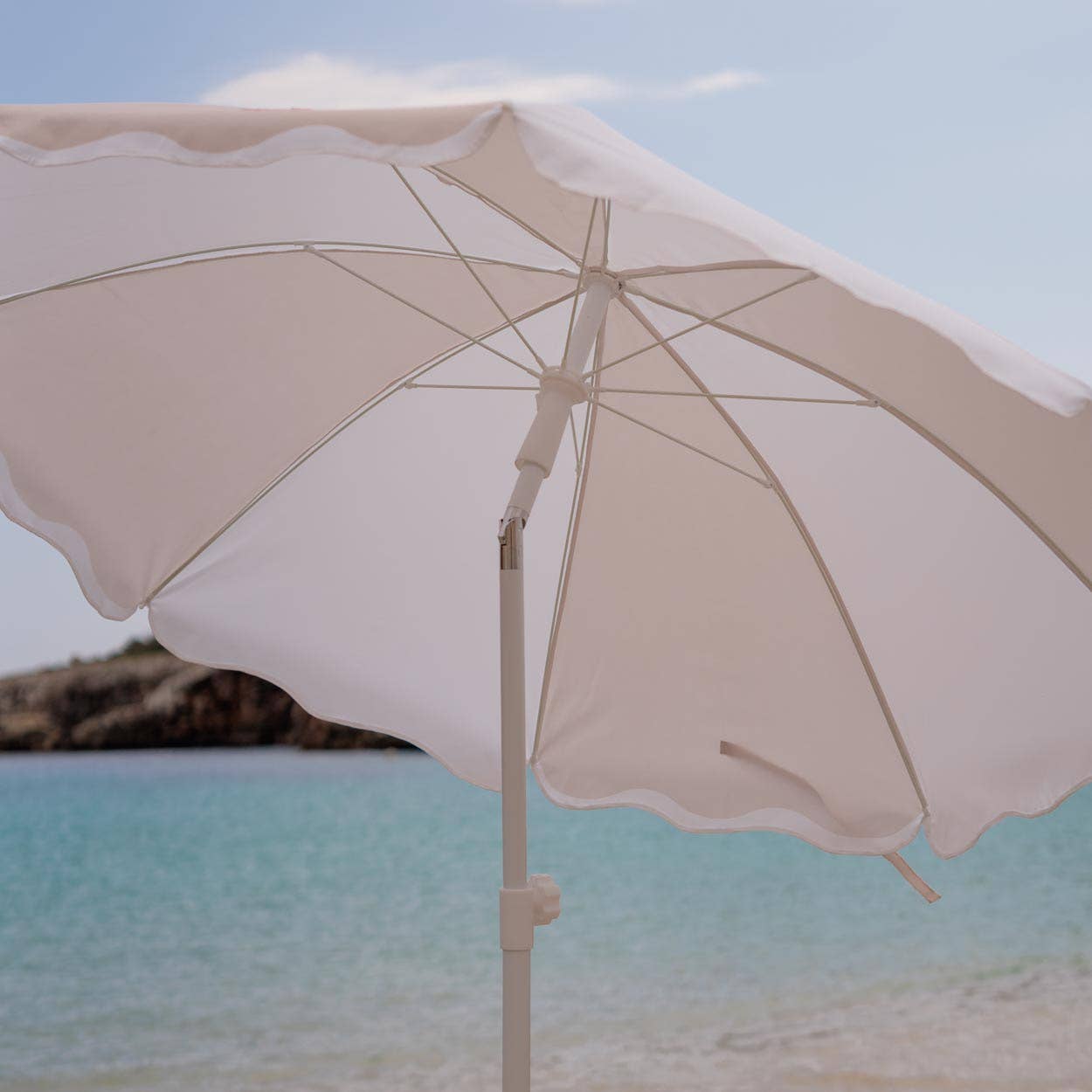 Flamingueo Ombrellone beige con ampie righe e bordo ondulato