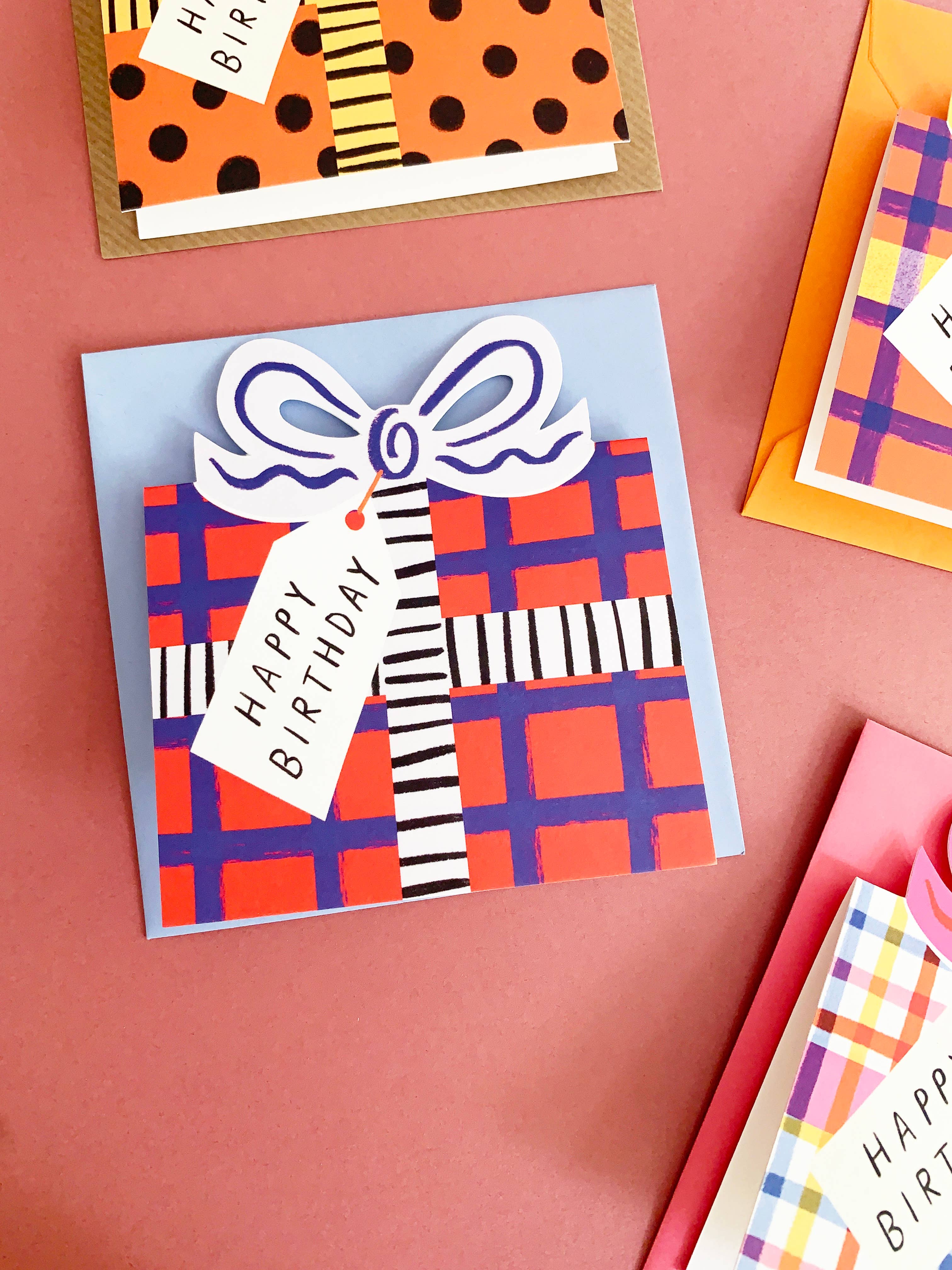 Kitty Kenda Papergoods Biglietto di Auguri a Forma di Fiocco per Compleanno - Quadri Rosso Blu
