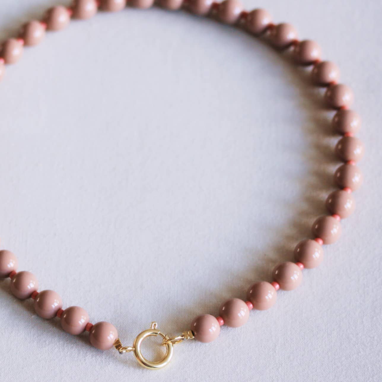 Bazou Collana di perline Miyuki con ciondoli - taupe/salmone