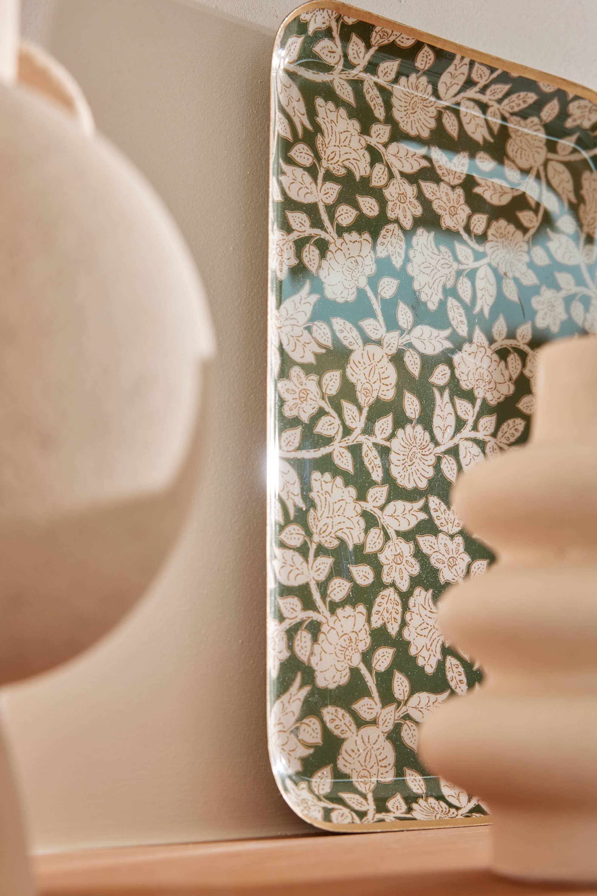 Bonheur du Jour Vassoio boho chic a fiori in metallo smaltato Jaya Verde