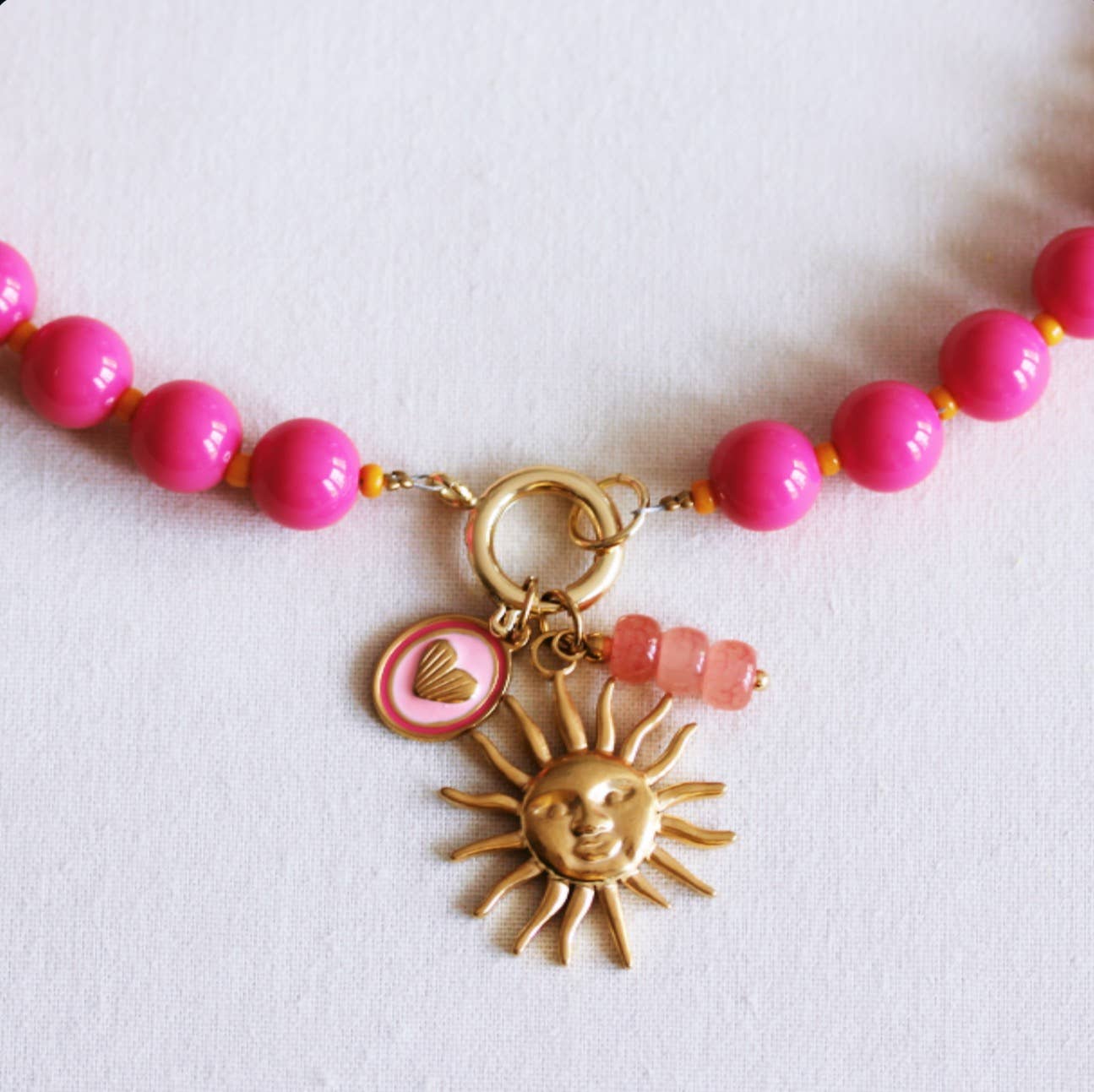 Bazou Collana di perline Miyuki con ciondoli - fucsia/oran