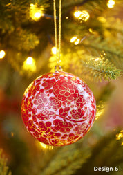Namaste - Grande Palla di Natale Dipinta a Mano del Kashmir