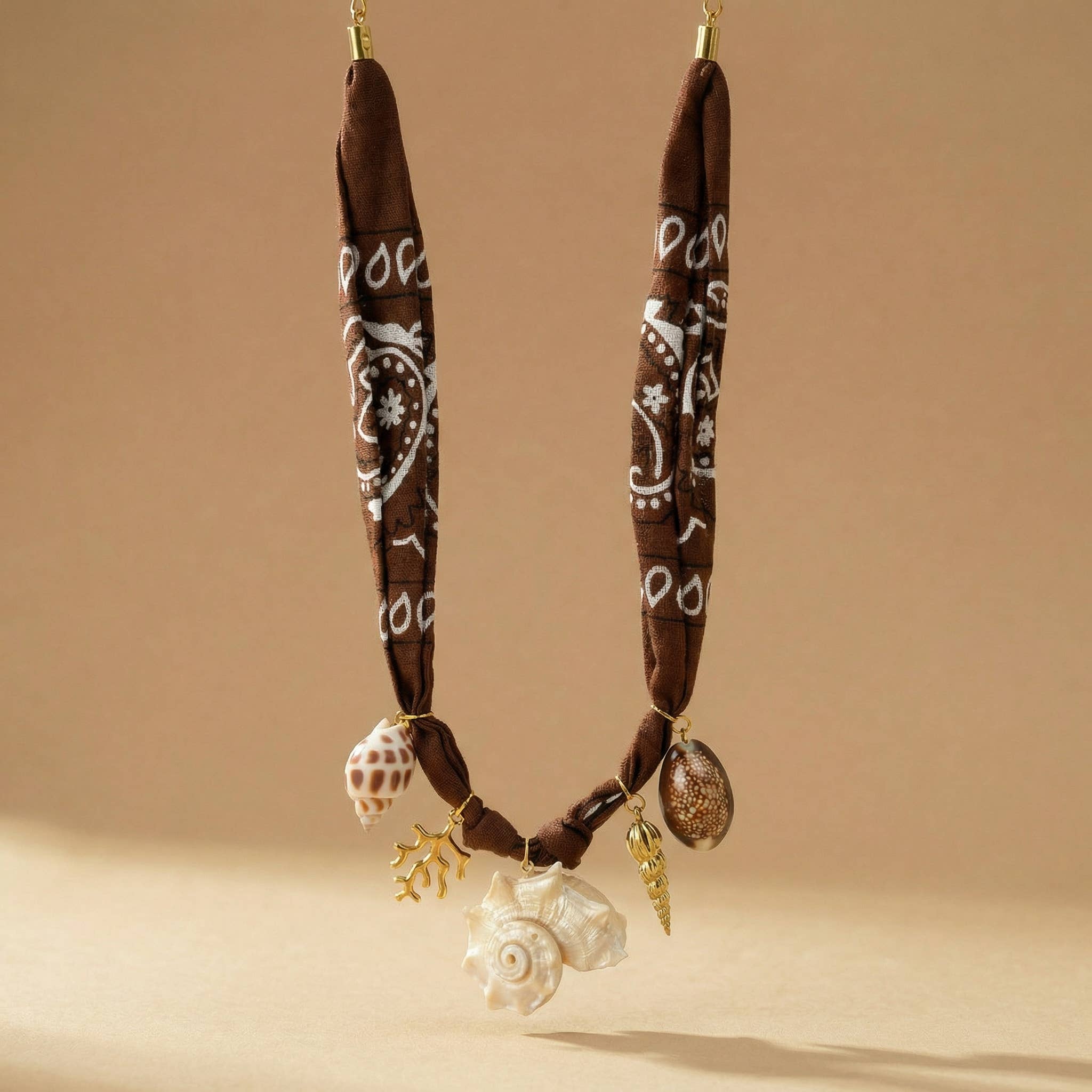 Goupi Lab Sciarpa Bandana Marrone Collana con Conchiglie e Ciondolo a Forma di Conchiglia