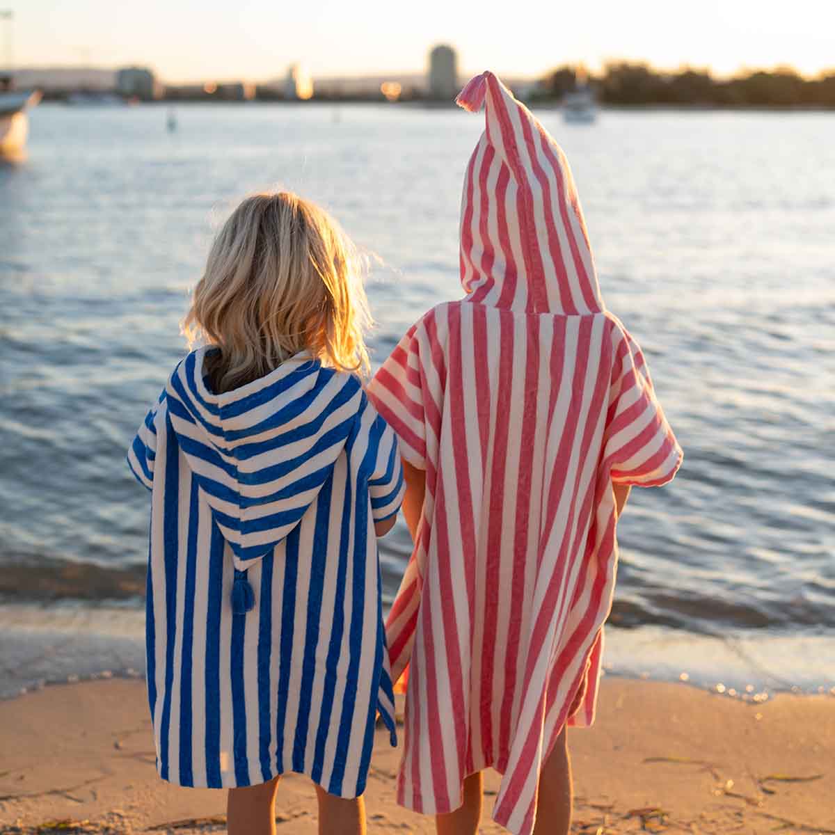 Rose in April Poncho per bambini Suzon a righe fragola