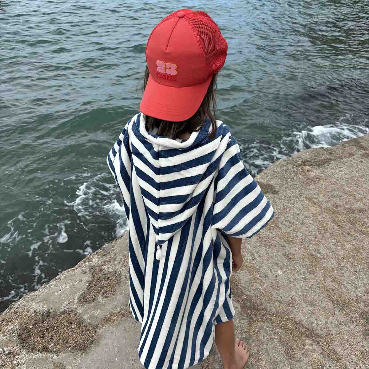 Rose in April Poncho da bagno per bambini Suzon a righe blu midnight