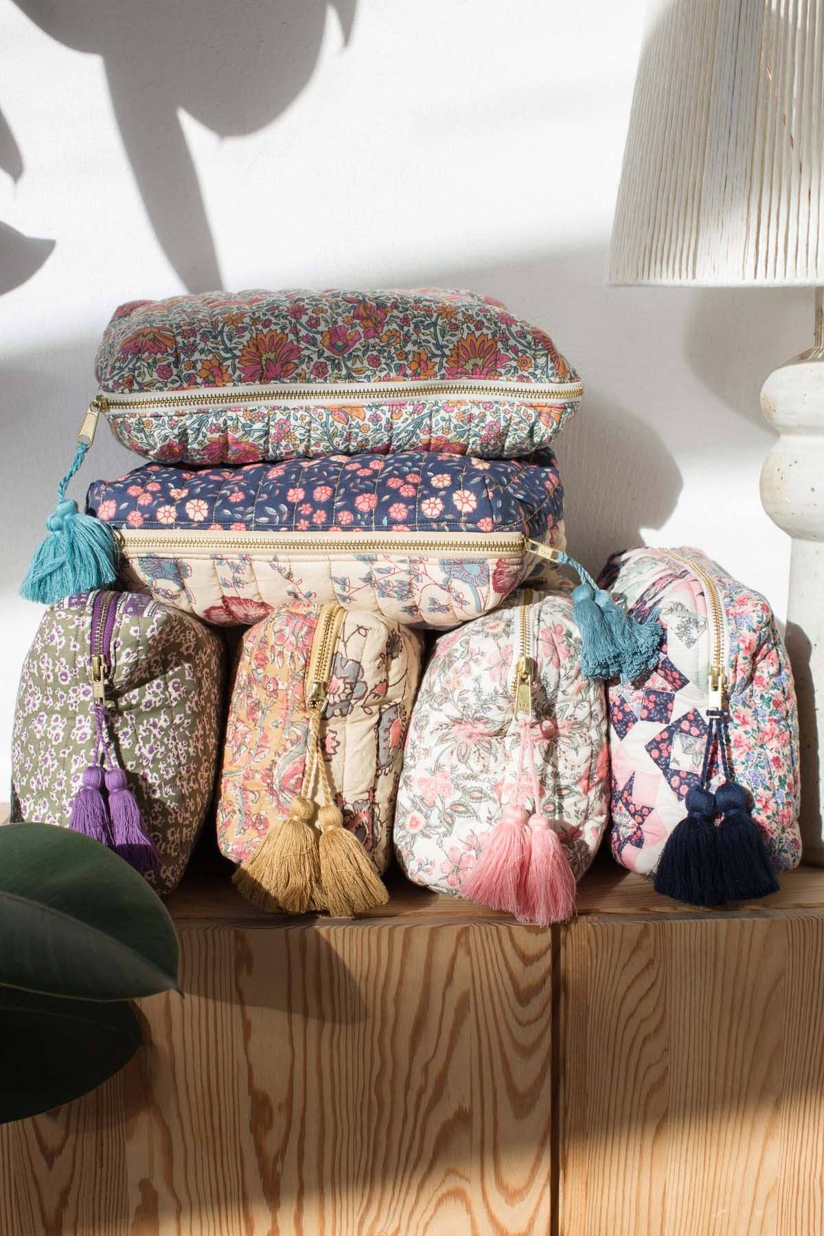 Louis Misha - Pochette trapuntata con nappe, fiori verdi e viola: Senza / Sogni di Fresia Kaki / S