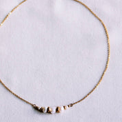 Bazou Catena delicata con piccole perle e dettagli dorati