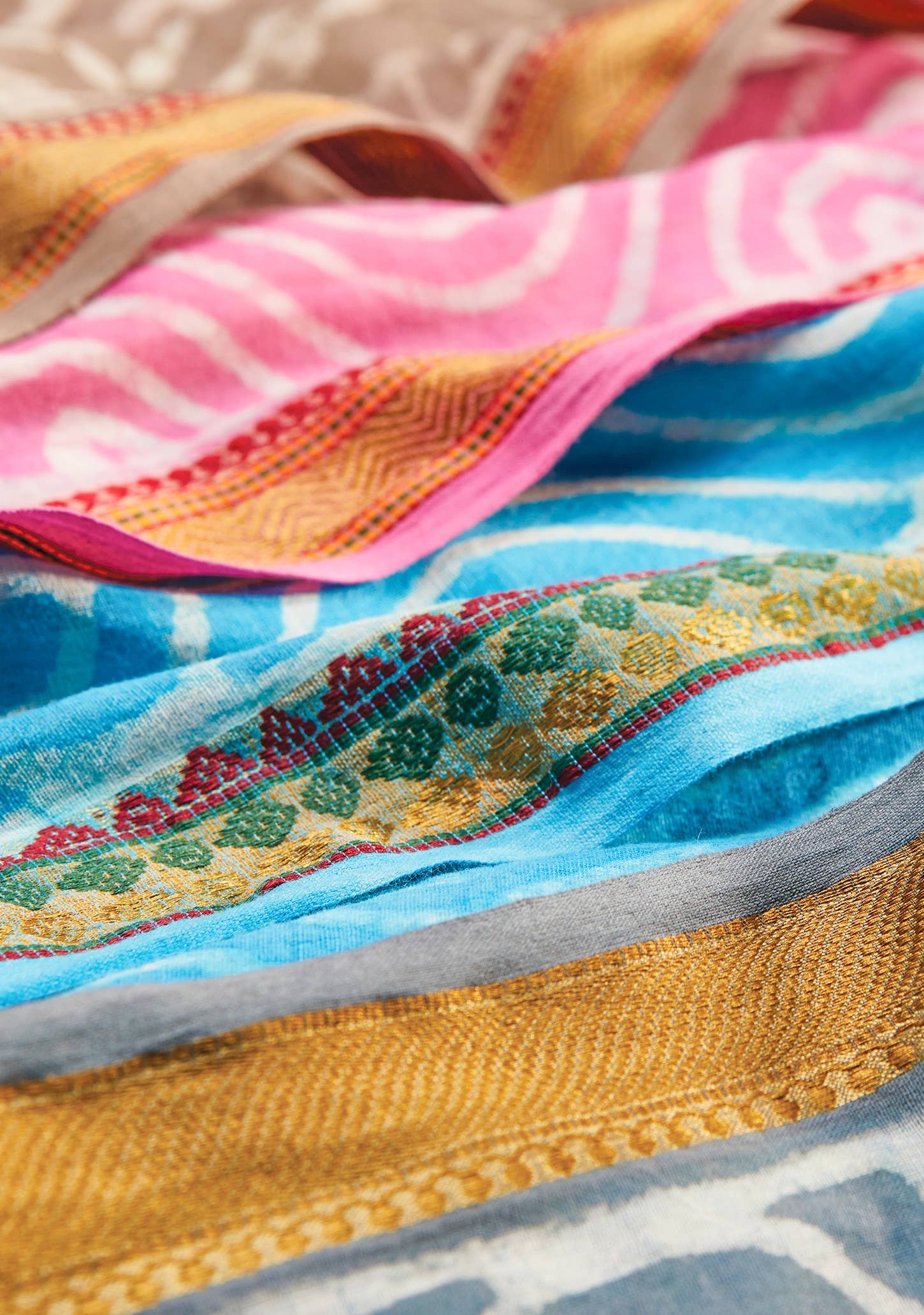 Namaste Sarong in cotone stampato a blocchi Dabu con bordura in broccato