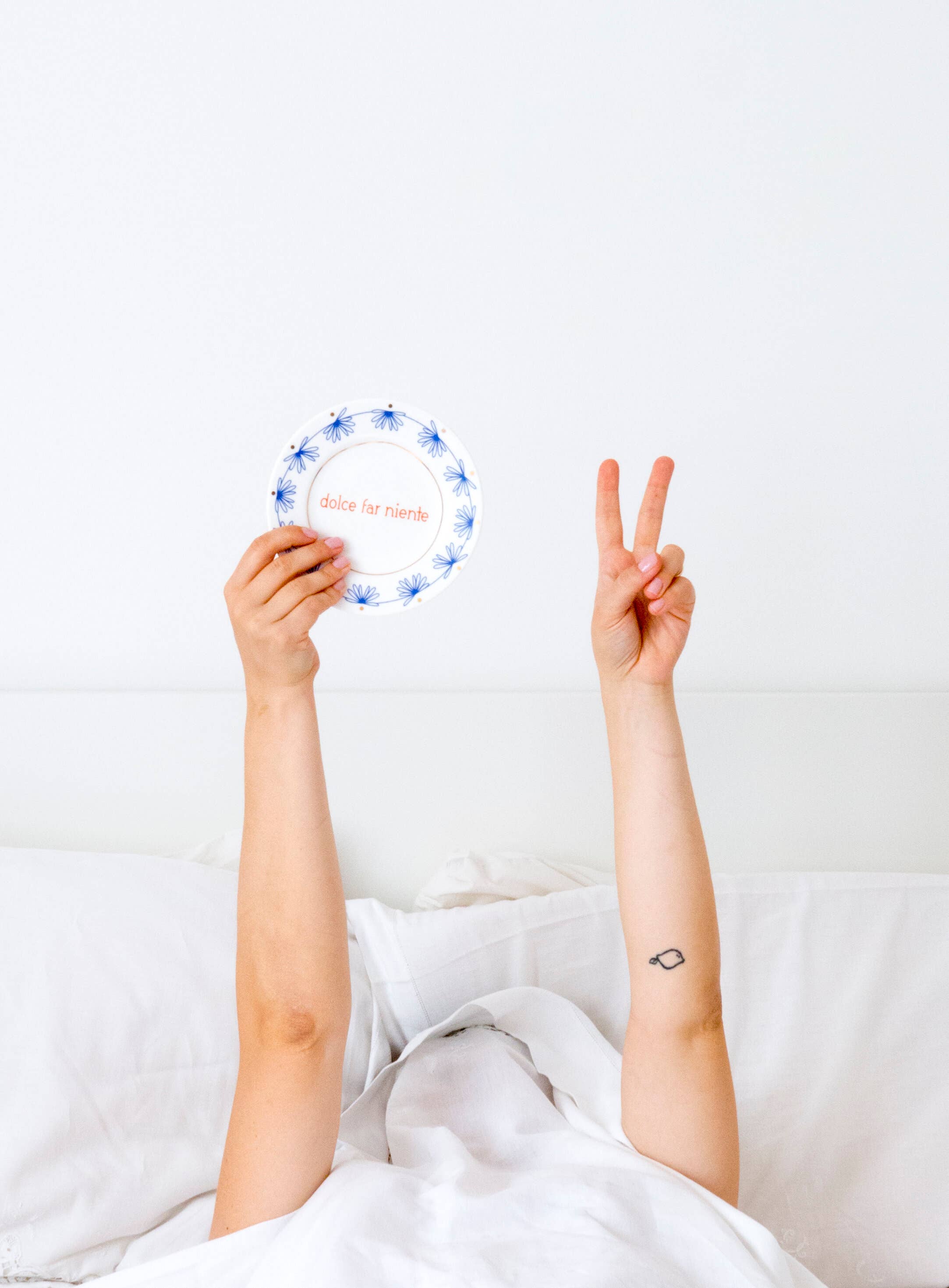 ilaria.i DOLCE FAR NIENTE - Piatto in porcellana con scritta
