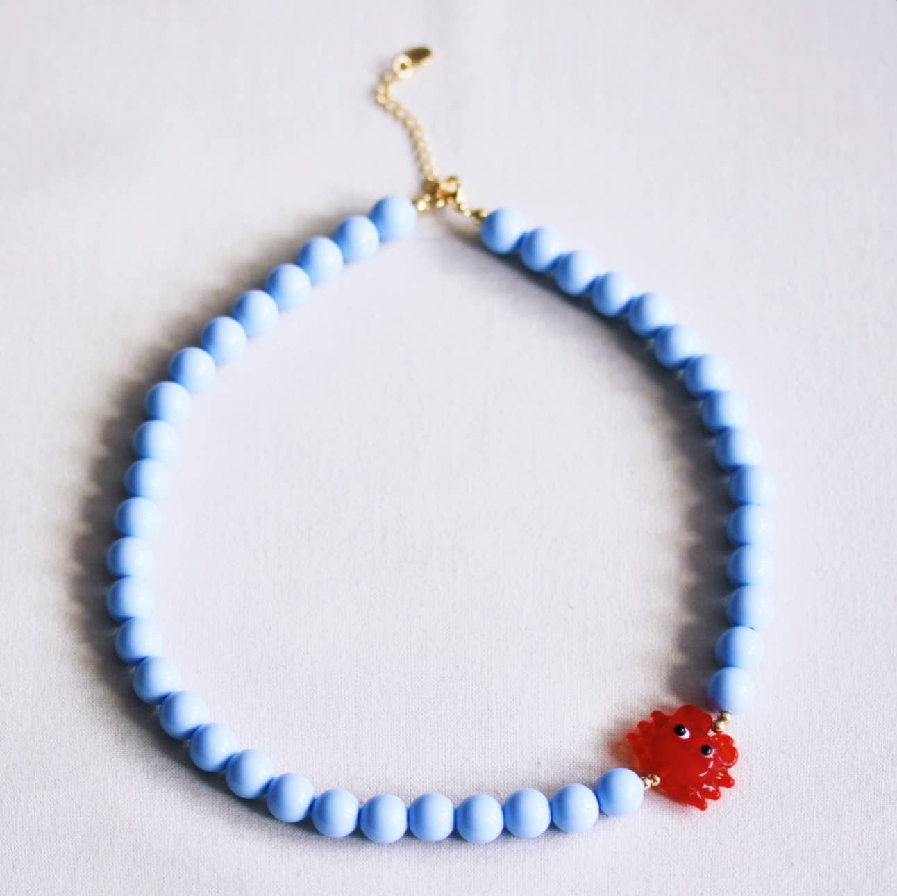 Bazou Collana di perline con granchio - azzurro chiaro