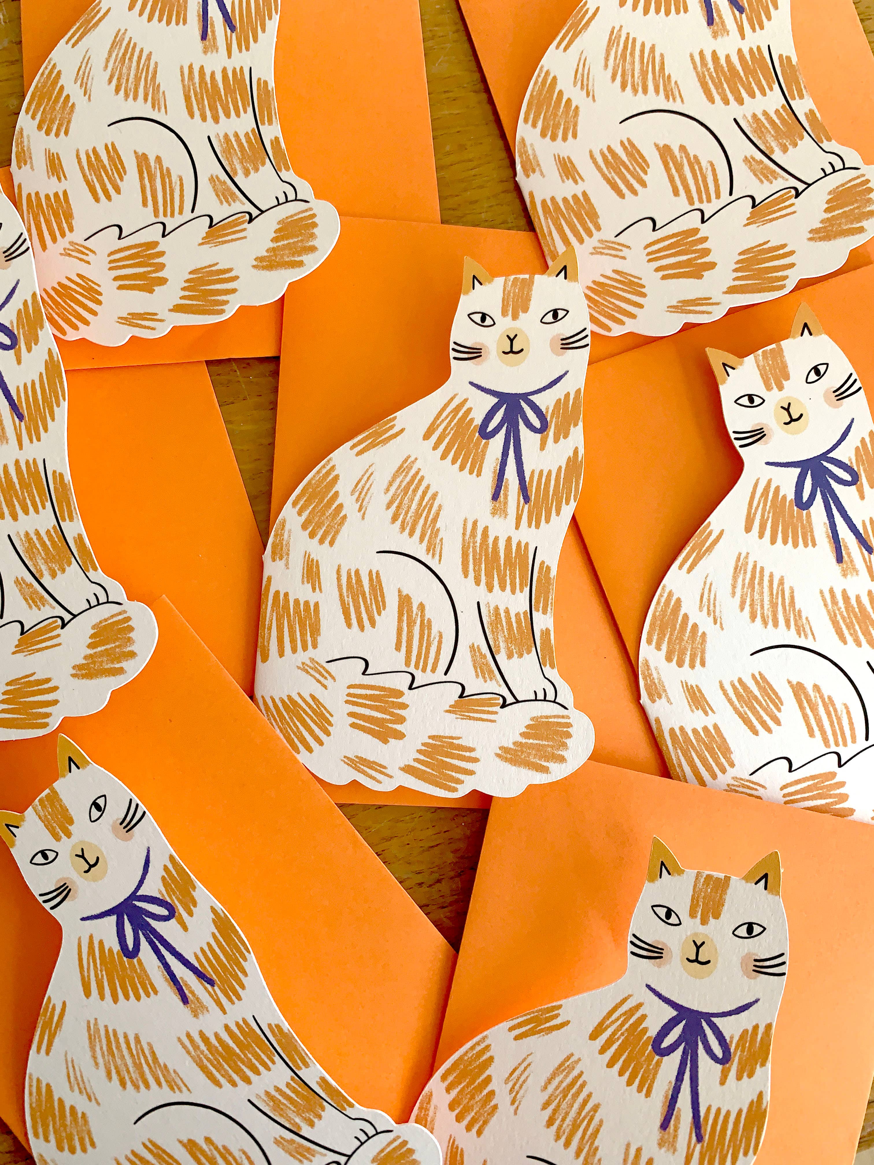 Kitty Kenda Papergoods Biglietto di auguri a forma di gattino seduto Loveheart