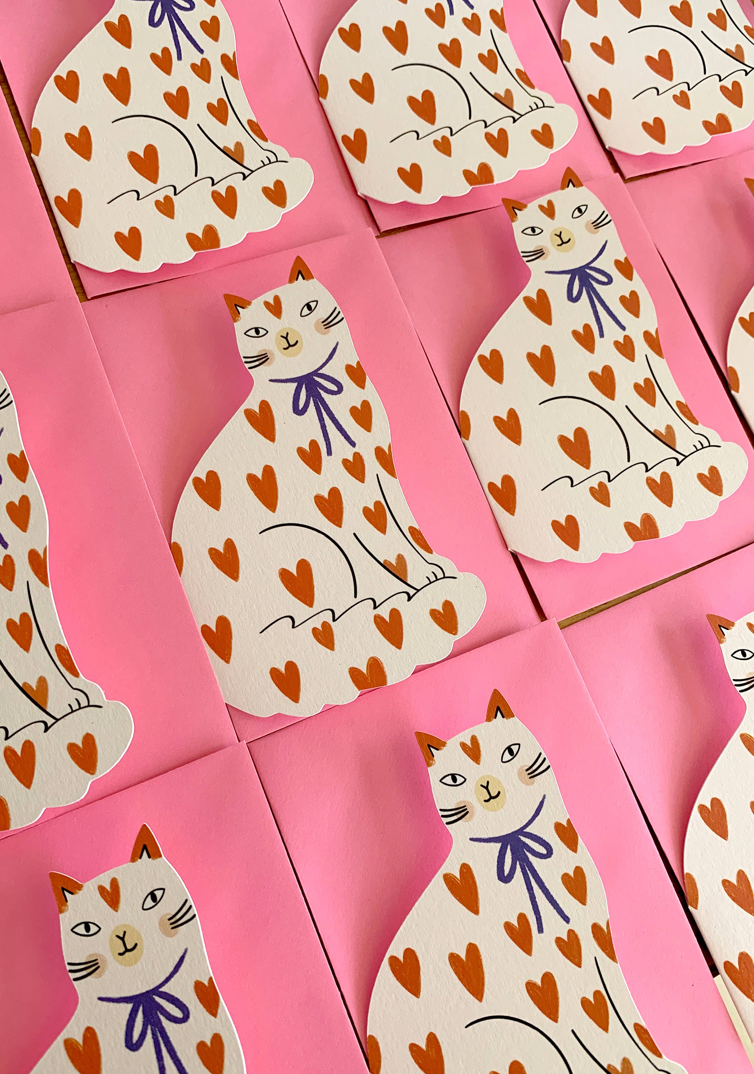 Kitty Kenda Papergoods Biglietto di auguri a forma di gattino seduto Loveheart