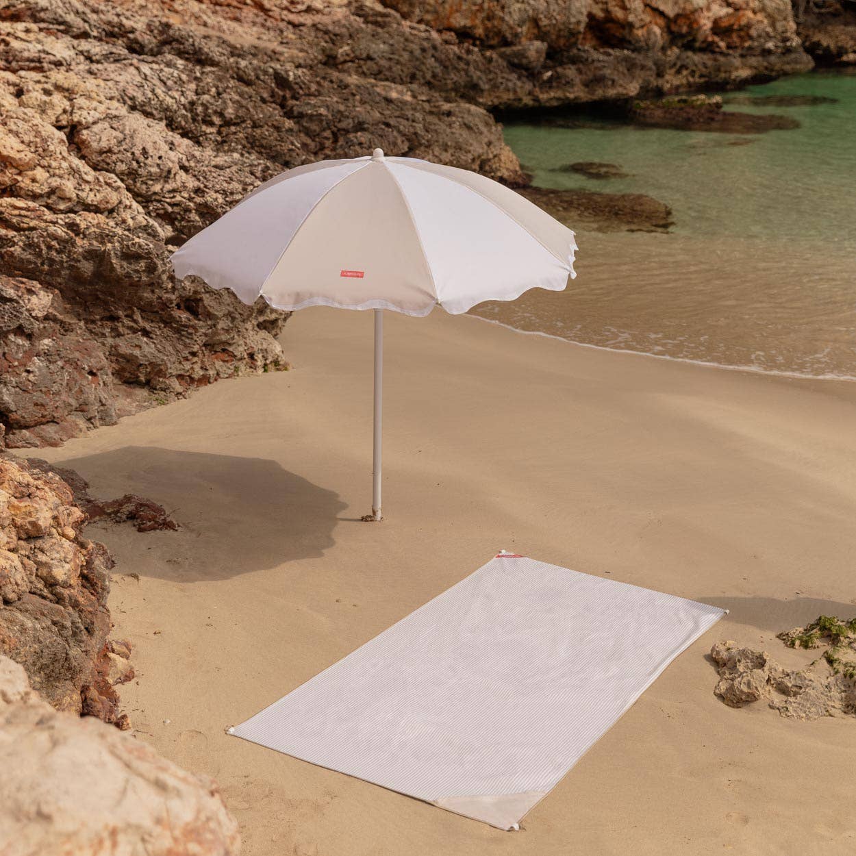Flamingueo Ombrellone beige con ampie righe e bordo ondulato