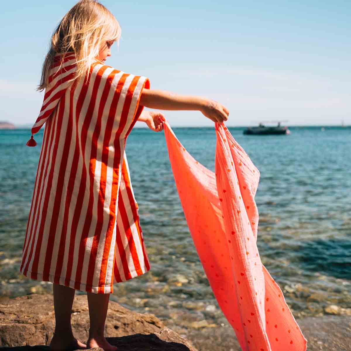 Rose in April Poncho da bagno per bambini Suzon a righe rosso pomodoro