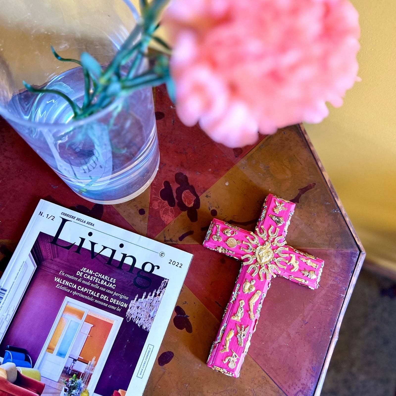 PINK PAMPAS Croce messicana artigianale in Legno con ciondoli ex voto