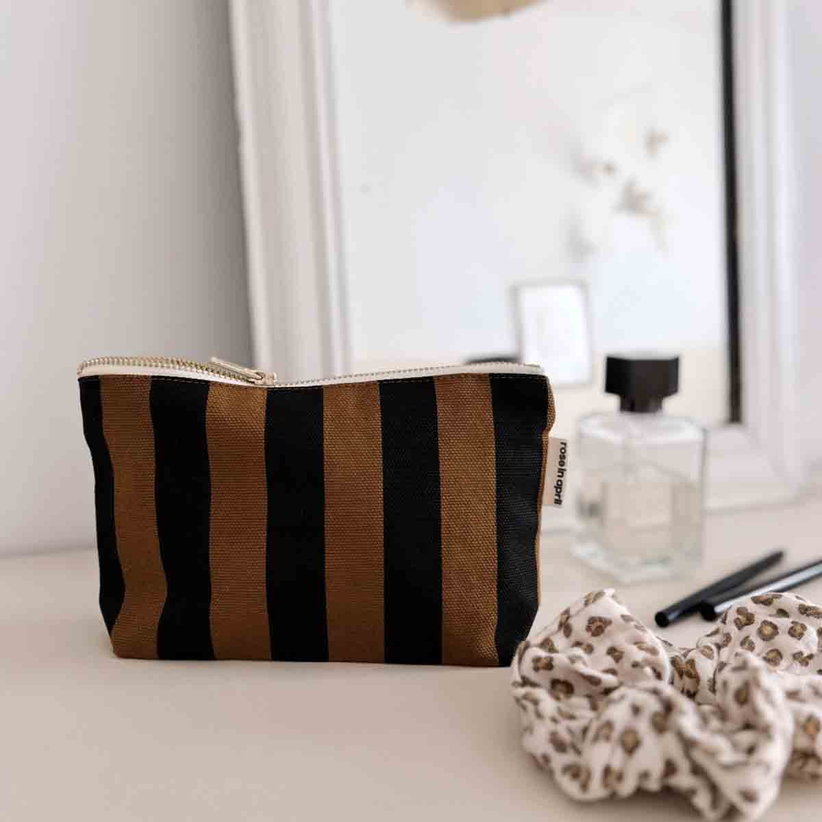 Rose in April Pochette Sofia a righe color cumino: CUMINO / NERO / STRISCE