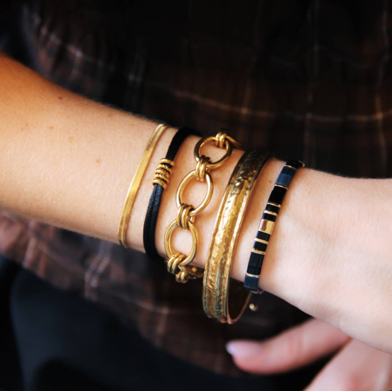 Bazou Bracciale a catena a D con un cuore testurizzato e un ciondolo torsato.