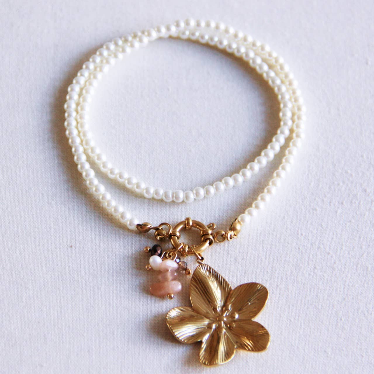 Bazou Collana di perle con fiore e grappolo - nudo/marrone