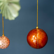 Kinta Pallina di Natale con cappuccio, strisce e dettagli dorati, 6 cm: Magenta
