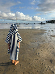 Rose in April Poncho da bagno per bambini Suzon a righe blu midnight