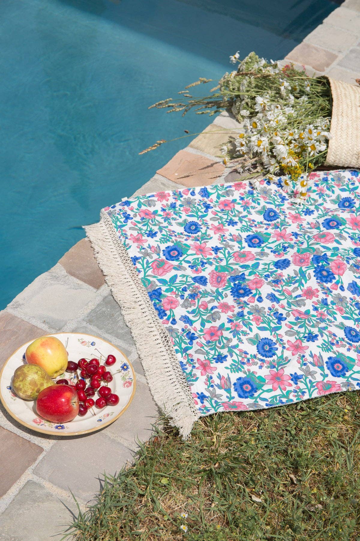 Louise Misha Telo Mare Lana - Pomponi - fiori - blu - rosa: Prato estivo blu / T1(75X150)