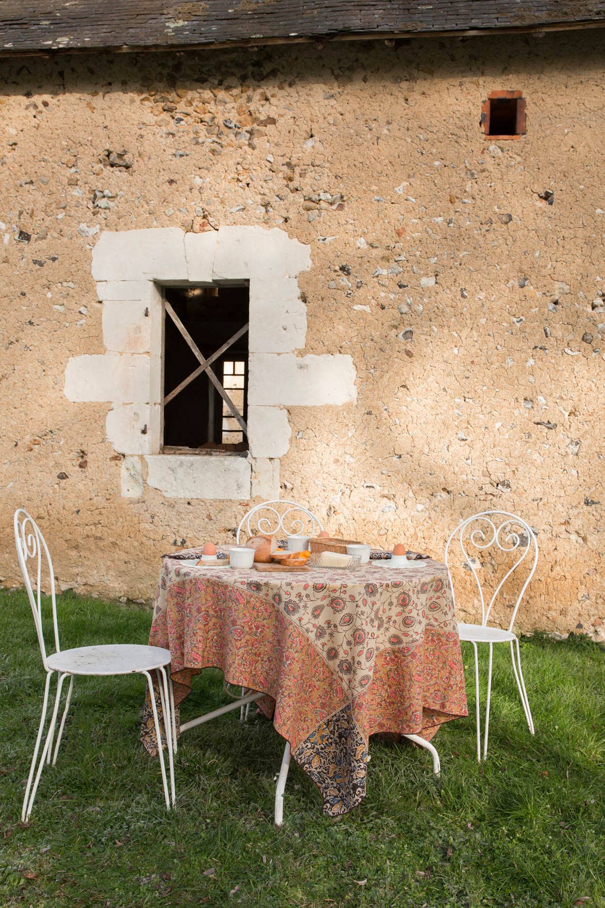 Louise Misha Tovaglia Carla con fiori in arancione, rosa, crema e blu: Crema Poesia / 160 X 250