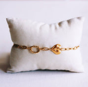 Bazou Bracciale a catena a D con un cuore testurizzato e un ciondolo torsato.