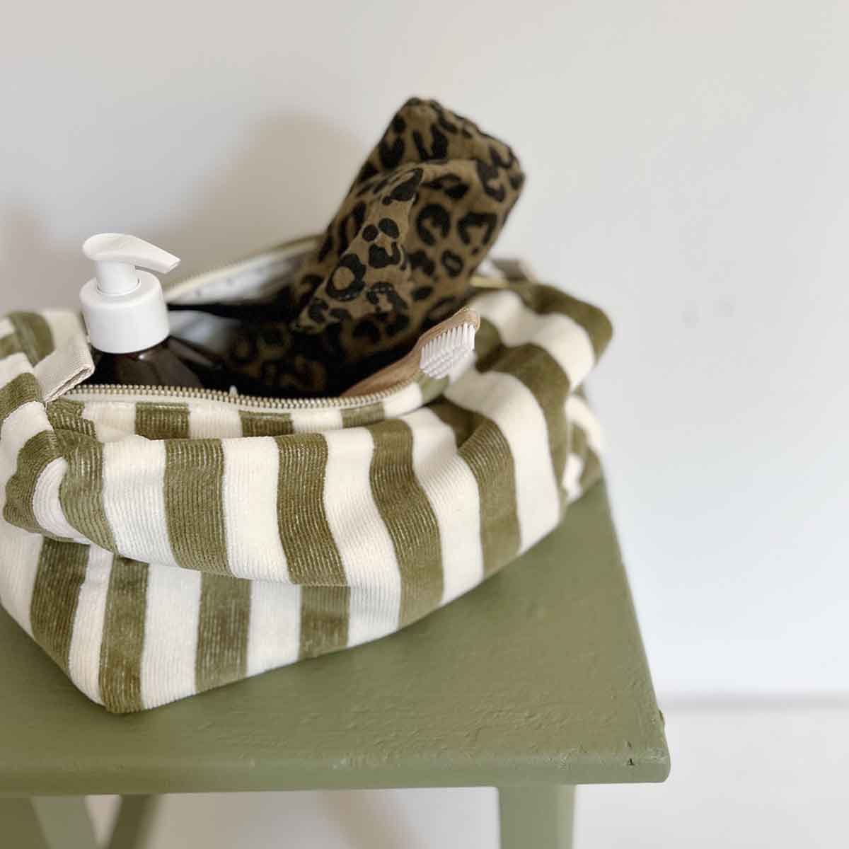 Rose in April Borsa da toilette Vic in spugna kaki a righe, 100% cotone: CACHI / L13*W26*H12