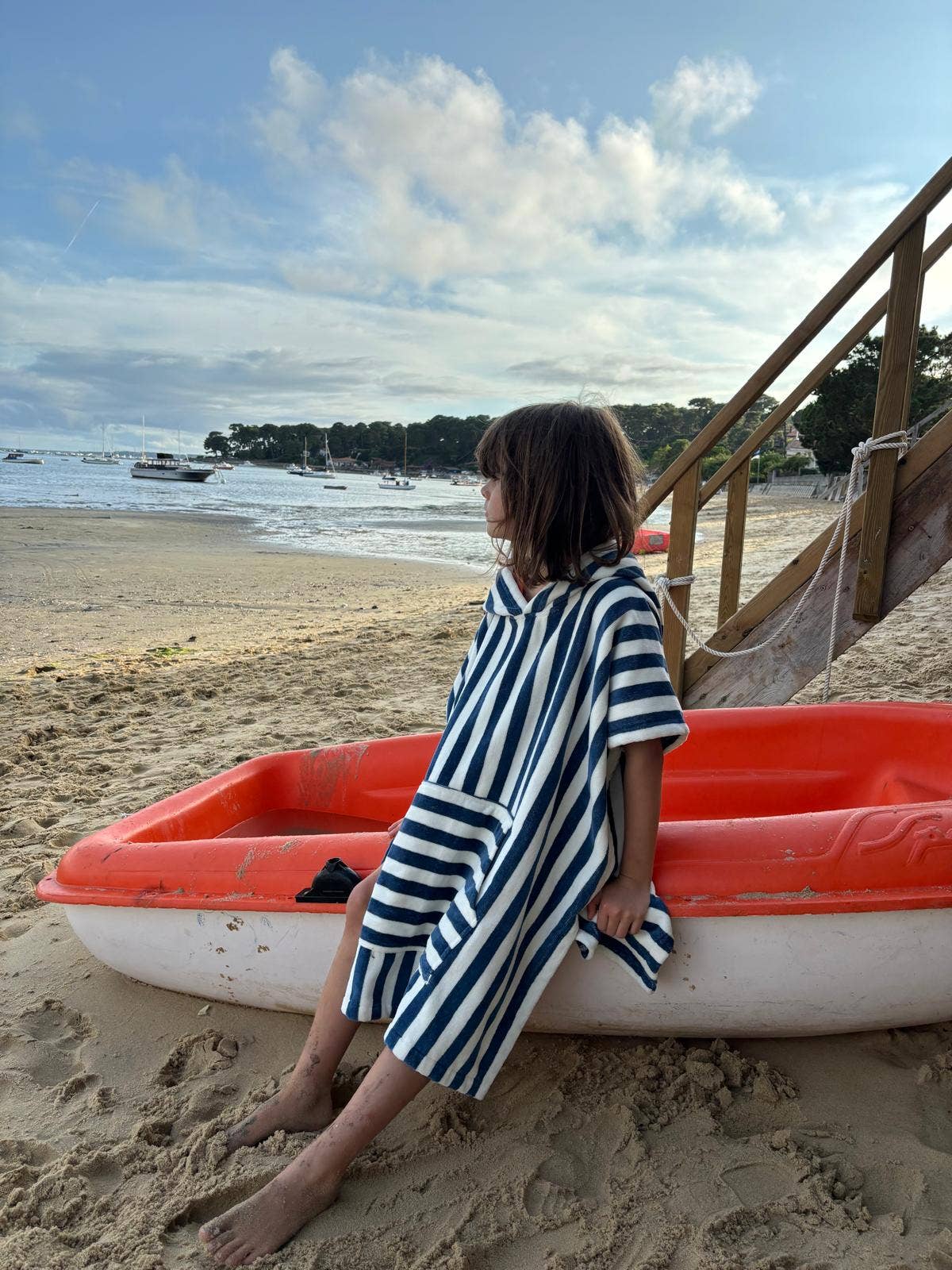 Rose in April Poncho da bagno per bambini Suzon a righe blu midnight