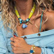 Goupi Lab Sciarpa Bandana Gialla con Collana Statement di Pesci in Vetro