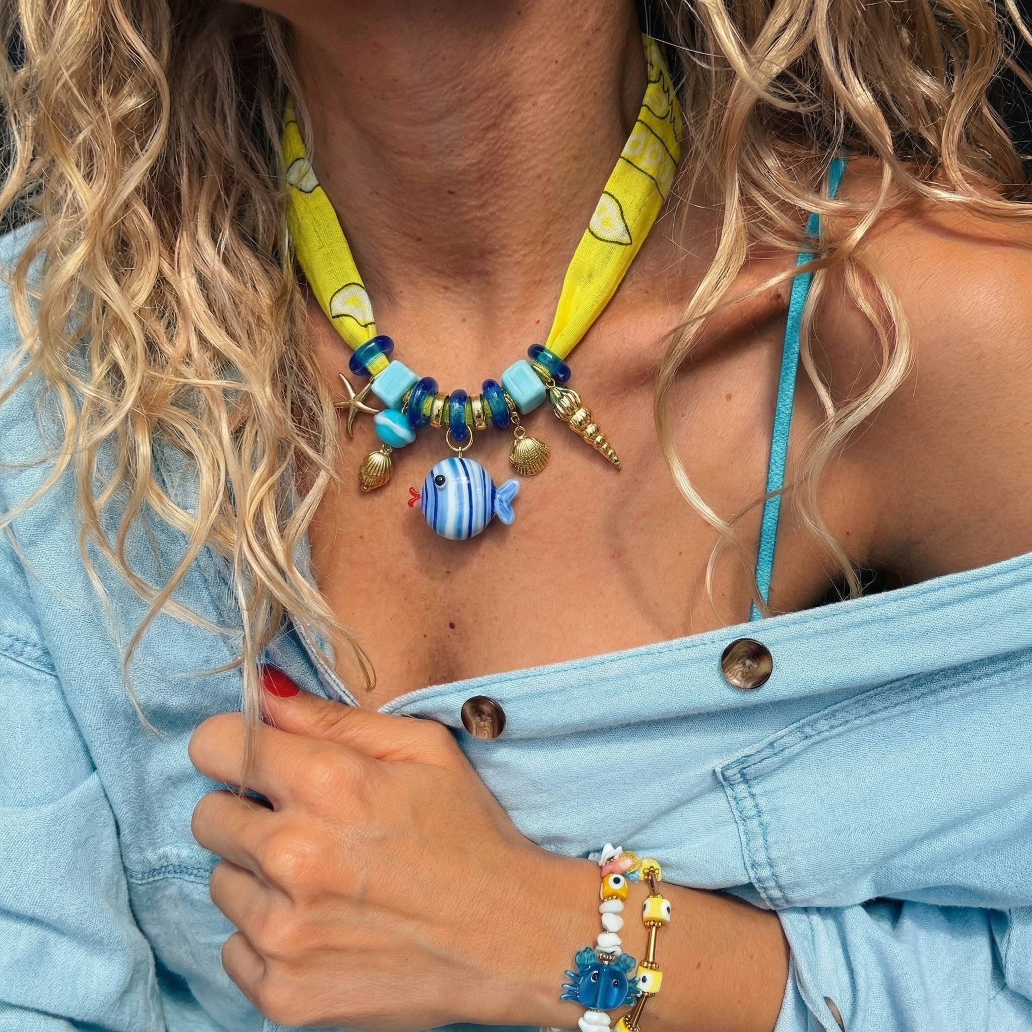 Goupi Lab Sciarpa Bandana Gialla con Collana Statement di Pesci in Vetro