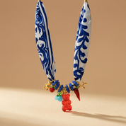 Goupi Lab Collana con foulard in raso stile porcellana con ciondoli in vetro