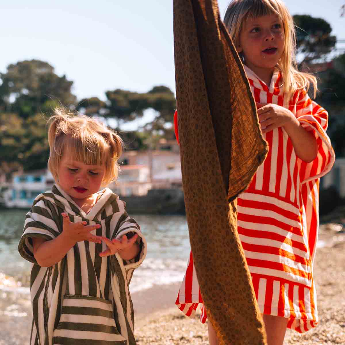 Rose in April Poncho da bagno per bambini Suzon a righe rosso pomodoro