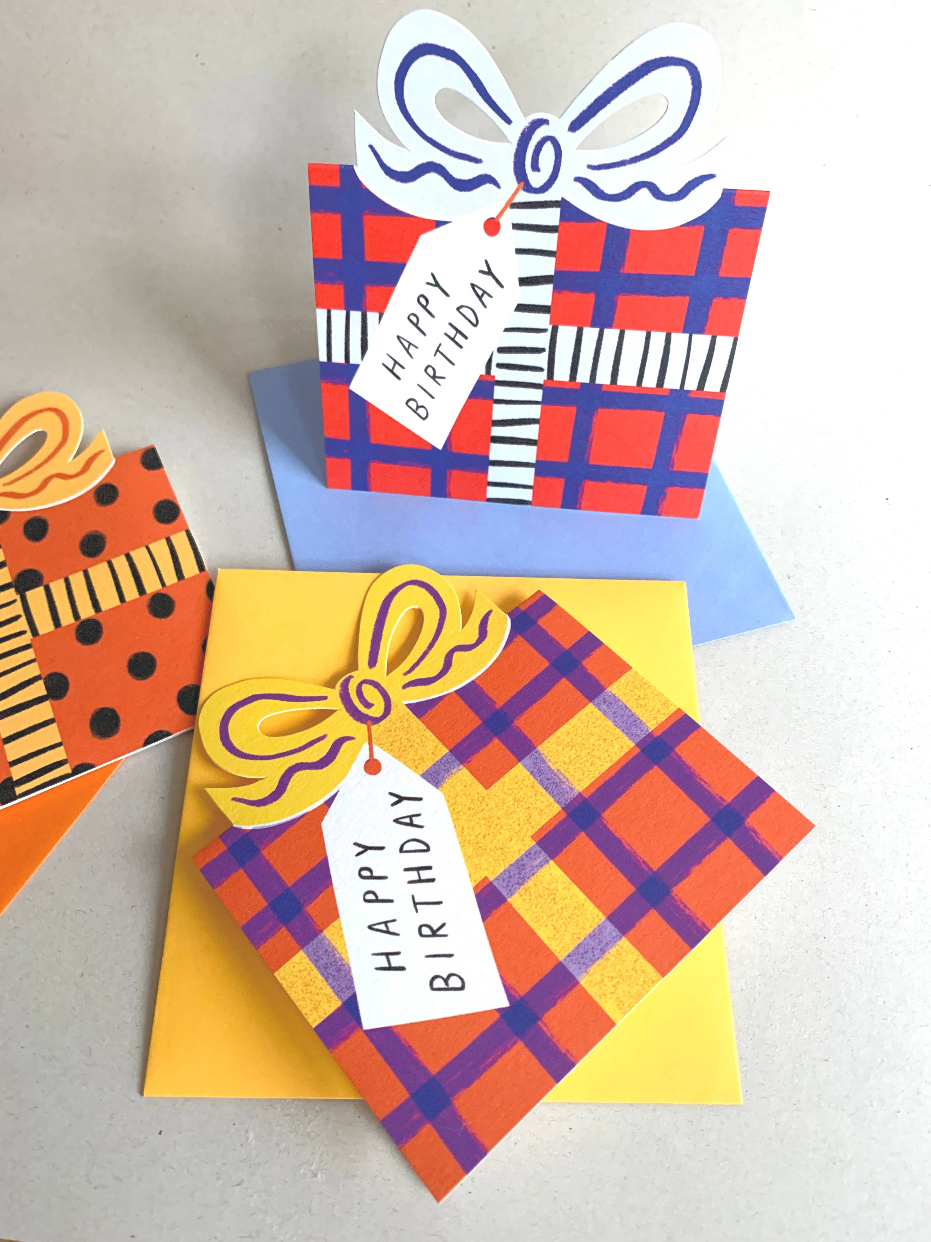 Kitty Kenda Papergoods Biglietto di Auguri a Forma di Fiocco per Compleanno - Quadri Rosso Blu