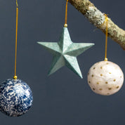 Kinta Palla di Natale con cappuccio, pois e dettagli dorati, 6 cm: Bianco