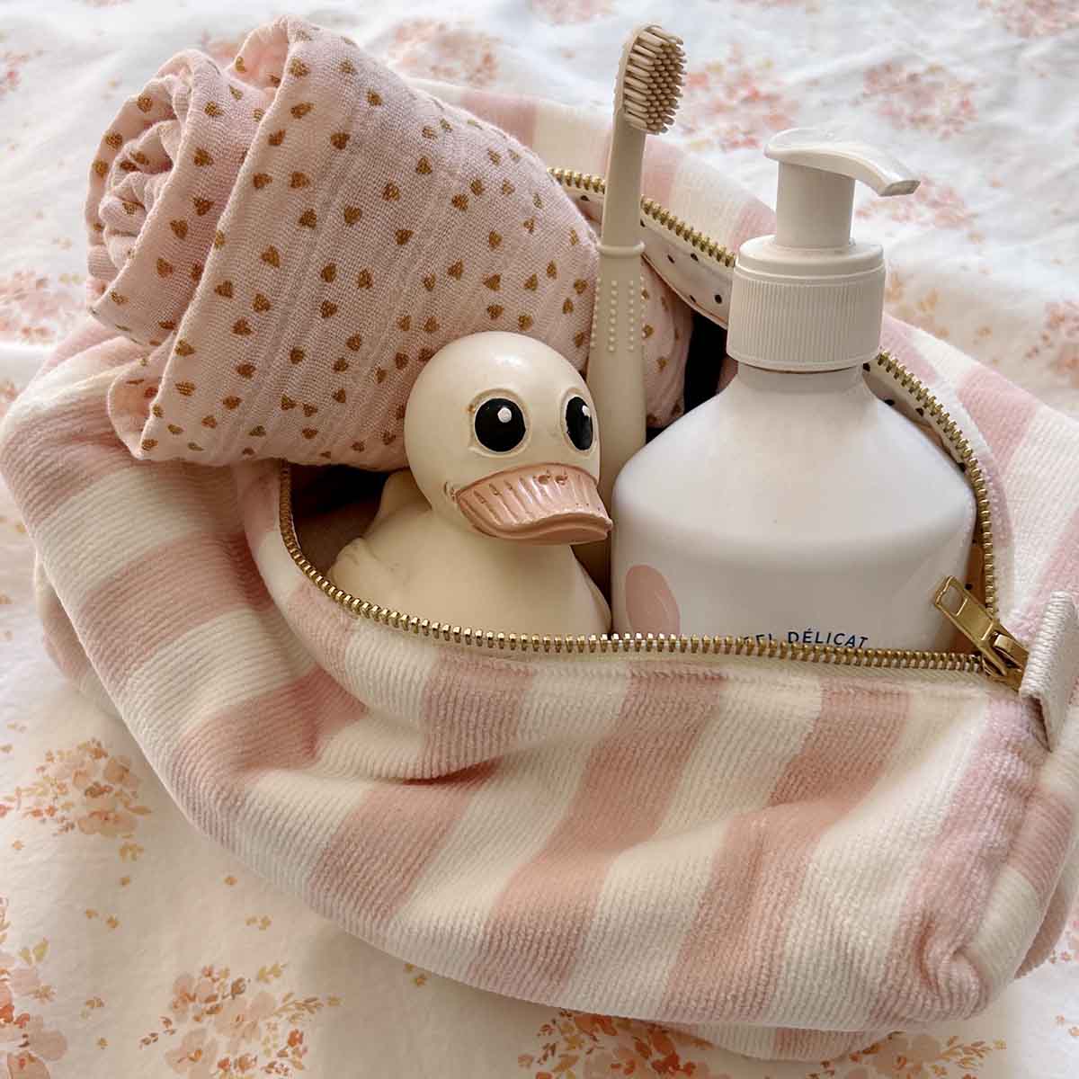 Rose in April Beauty case in spugna rosa chiaro a righe VIC: ROSA CHIARO / L13*W26*H12