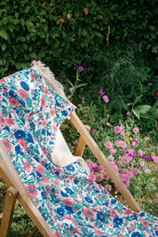 Louise Misha Telo Mare Lana - Pomponi - fiori - blu - rosa: Prato estivo blu / T1(75X150)