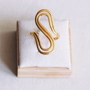 Bazou Anello XL con scritta «curve» in acciaio inossidabile - oro