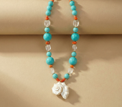 Goupi Lab Collana di perline turchesi con grande conchiglia di nautilus beige