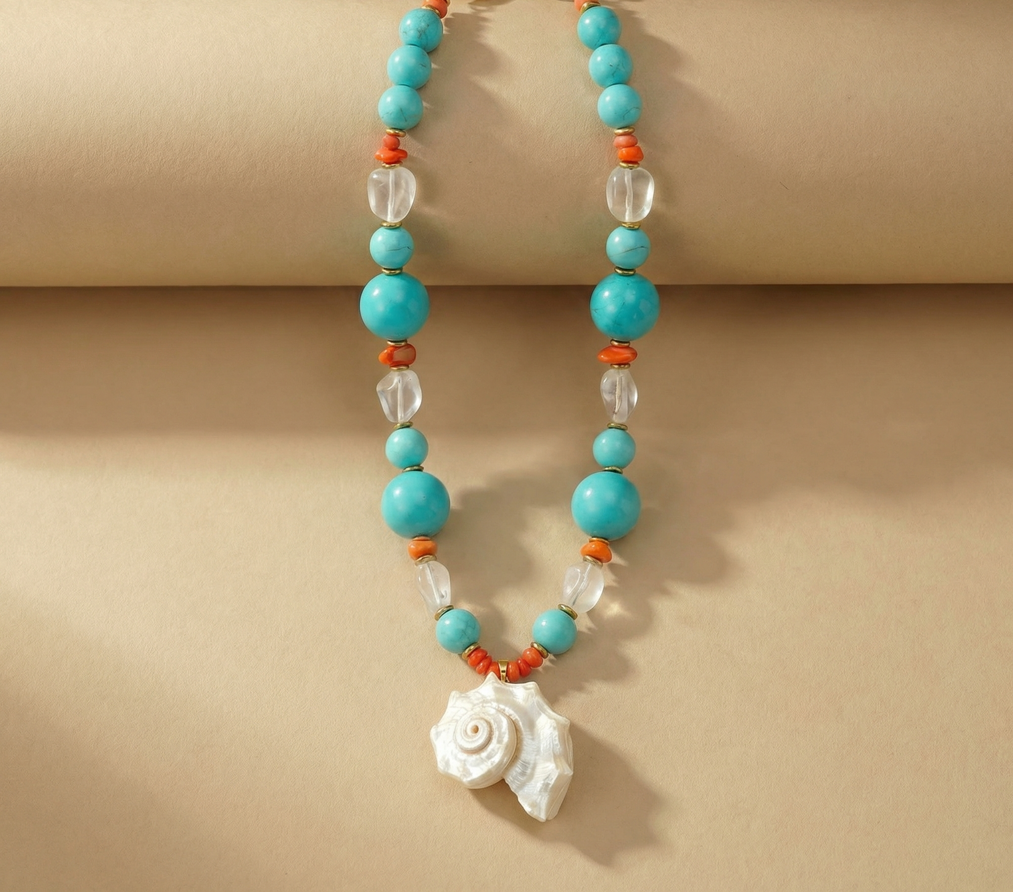 Goupi Lab Collana di perline turchesi con grande conchiglia di nautilus beige