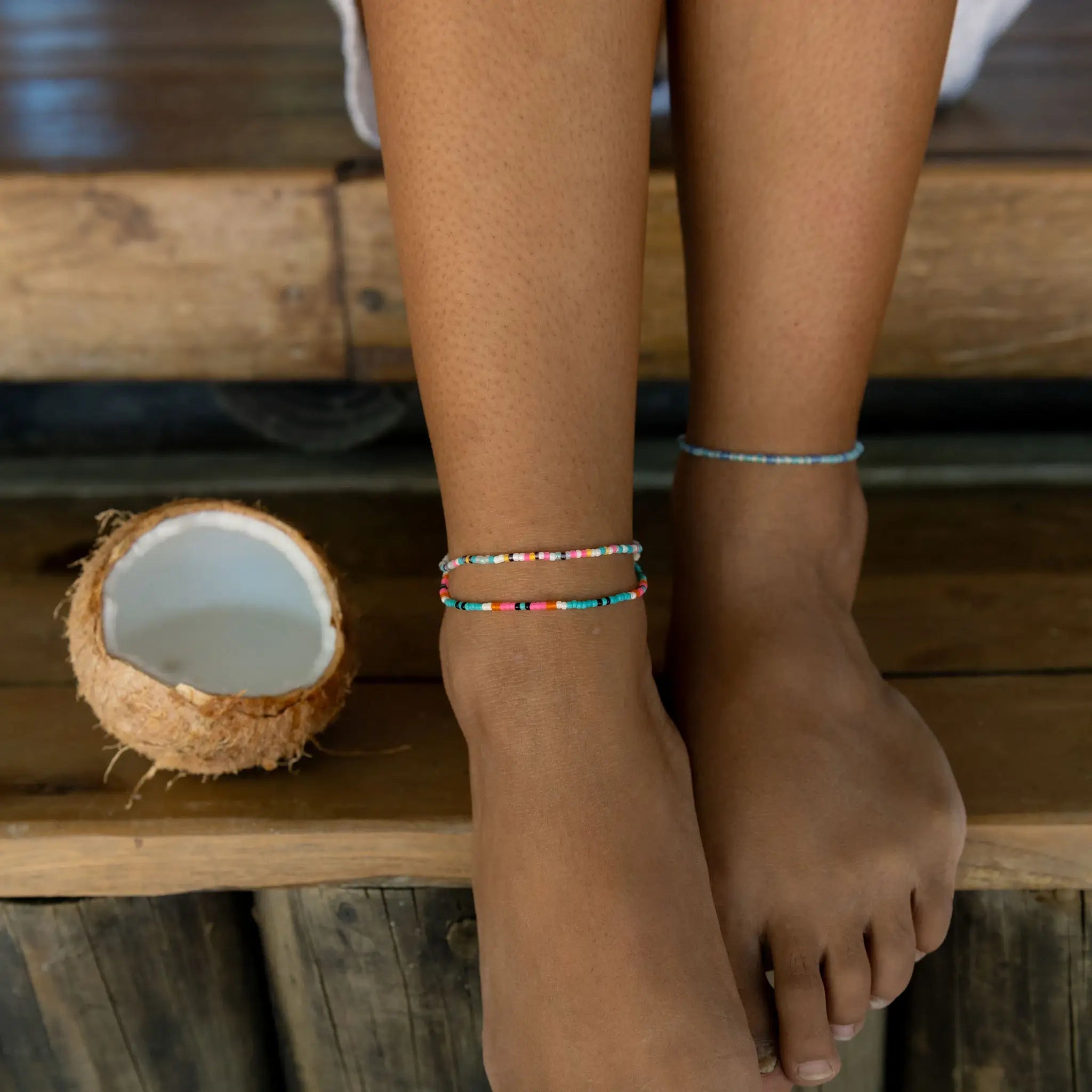 Pineapple Island Cavigliera con perline Nusa Dainty, cavigliera da spiaggia di Koh Surf: Bianco & Oro
